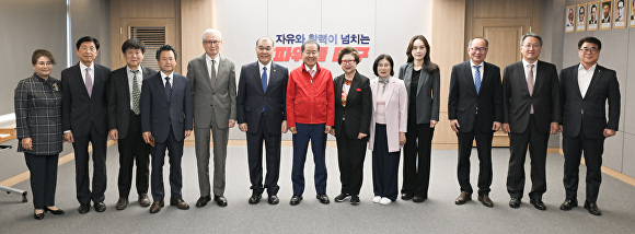 홍준표 대구시장(가운데)과 대구지역 12개 대학 총장들이 간담회 이후 기념촬영을 하고 있다. [사진=대구시]