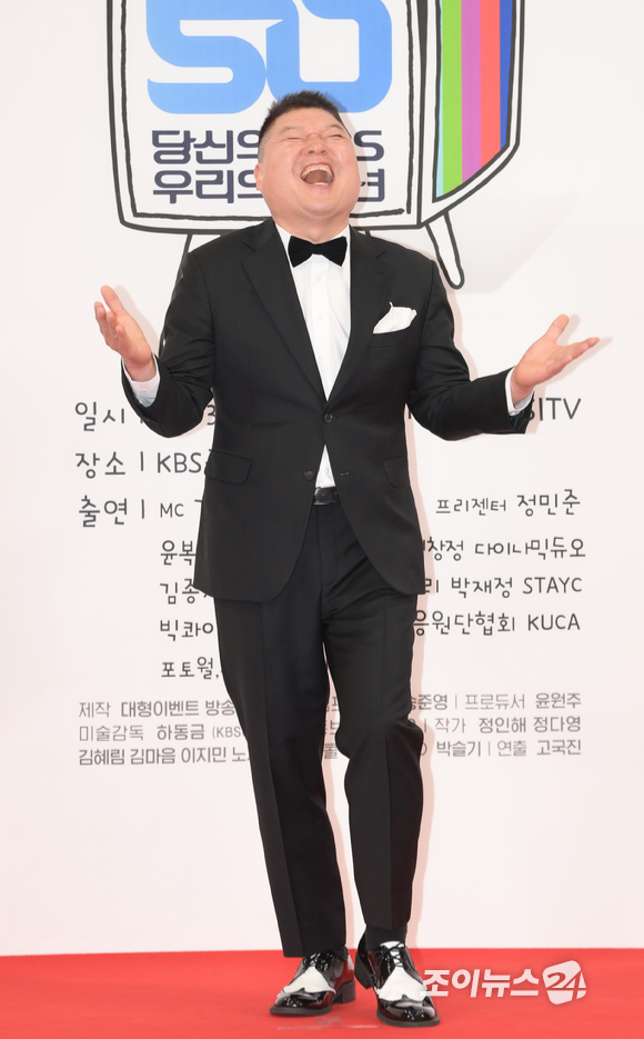 방송인 강호동이 3일 오후 서울 영등포구 여의도 KBS 신관에서 열린 공영방송 50주년특집 '당신의 KBS 우리의 50주년' 레드카펫 행사에 특집방송 MC로 참석하고 있다. [사진=정소희 기자]