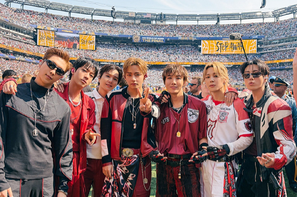방탄소년단은 19일(이하 현지시간) 미국 뉴욕 뉴저지 스타디움(New York New Jersey Stadium)에서 열린 &lsquo;2026 FIFA 북중미 월드컵&trade;&rsquo; 결승전 하프타임 쇼에 선 후 기념사진을 촬영하고 있다. [사진=빅히트뮤직]