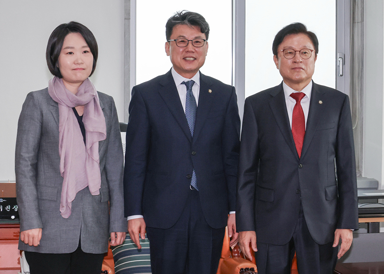 진성준 국회 예산결산위원회 위원장(가운데)과 더불어민주당 간사인 이소영 의원(왼쪽), 국민의힘 간사인 박형수 의원이 27일 국회에서 중동 사태 대응을 위한 추가 경정 예산안 협의를 위해 만나 기념 촬영하고 있다. 2026.3.27 [사진=연합뉴스]