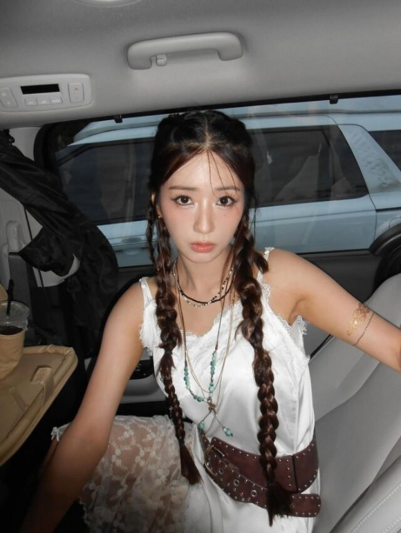 '라도♥' 윤보미, 결혼하더니 더 어려졌네...인형 미모 '깜짝'