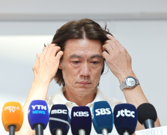 홍명보 대표팀 감독이 인터뷰를 하고 있다. [사진=연합뉴스]