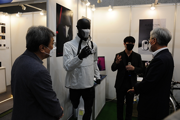 최우수상을 수상한 우상혁 학생(오른쪽 두번째)이 관람객에게 디자인에 대해 설명하고 있다. [사진=한국기술교육대학교]