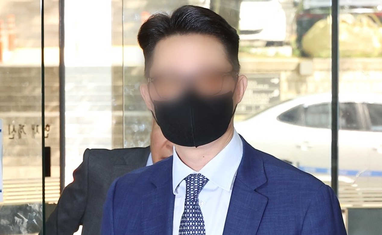 윤석열 전 대통령 부인 김건희 여사와 관련한 각종 의혹 사건을 수사하는 민중기 특별검사가 지난 7월 2일 서울 종로구 KT광화문빌딩에 마련된 사무실 앞에서 현판 제막을 한 뒤 "모든 수사는 지나치거나 기울어지지 않게 진행할 것"이라며 공정한 수사를 강조하고 있다. 2025.7.2 [공동취재] [사진=연합뉴스]