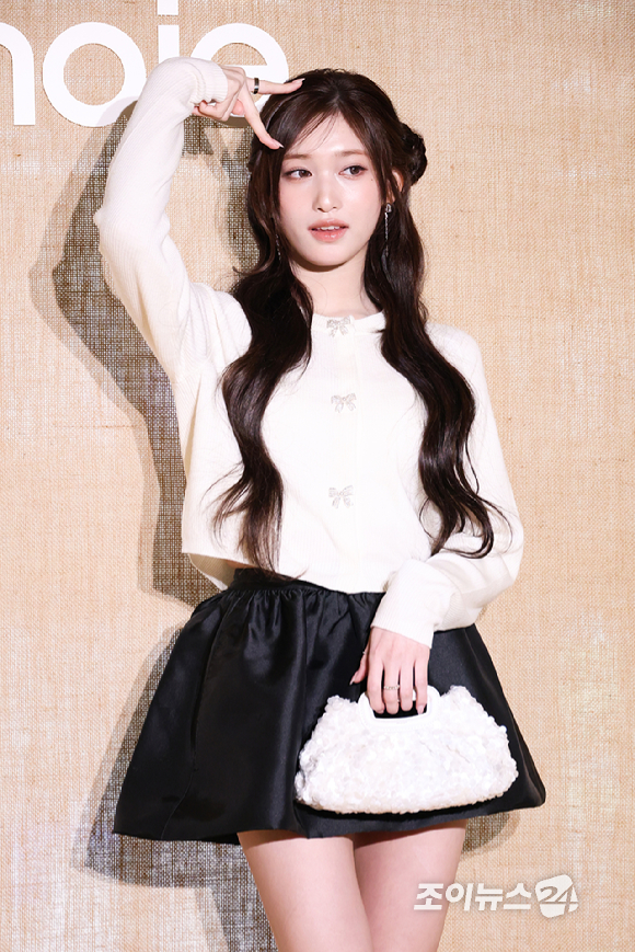 걸그룹 아이브 이서가 19일 오전 서울 용산구 몬드리안 서울에서 진행된 파리 컨템포러리 여성 브랜드 마주(maje) 2026 봄&middot;여름 컬렉션 프레젠테이션 행사에 참석해 포즈를 취하고 있다. [사진=문수지 기자]