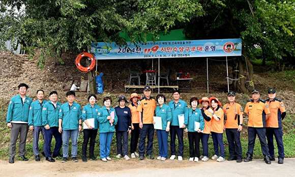 김미경 의장이  2024년도 여름철 물놀이 관리지역 현장확인 실사를 마치고 기념 촬영을 하고 있다. [사진=연천군의회]