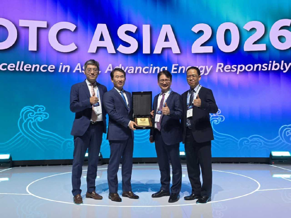 안영규 삼성중공업 기술개발본부 본부장(가운데 왼쪽)과 이병선 삼성중공업 해양영업팀 팀장(가운데 오른쪽) 등 삼성중공업 관계자들이 특별상 수상 기념 사진을 촬영하고 있다. [사진=삼성중공업]