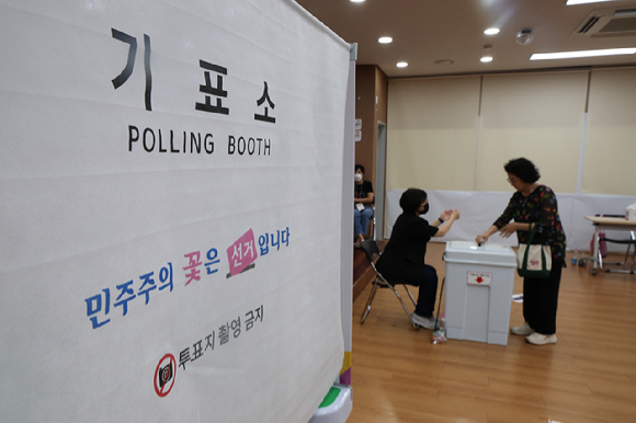 제9회 전국동시지방선거일인 3일 서울 동작구 상도4동 주민센터에 마련된 투표소에서 유권자들이 투표하고 있다. 2026.6.3 [사진=연합뉴스]