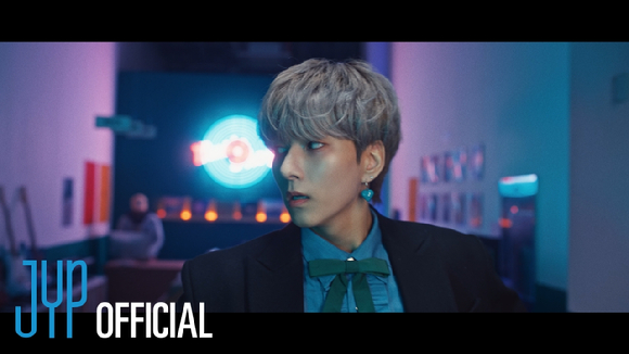 엑스디너리 히어로즈 타이틀곡 '프리킨 배드' MV 섬네일 [사진=JYP엔터테인먼트]