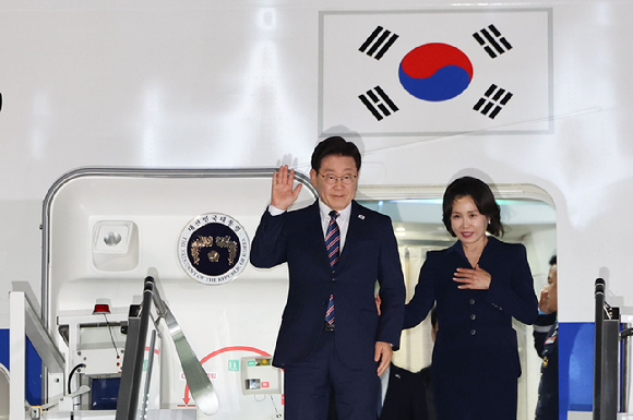 이탈리아를 국빈 방문한 이재명 대통령과 김혜경 여사가 10일(현지시간) 로마 피우미치노 국제공항에 도착한 공군 1호기에서 환영객에게 인사하고 있다. 2026.6.11 [사진=연합뉴스]