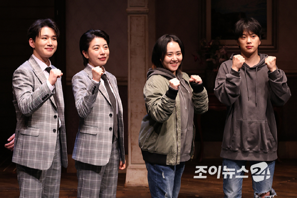 배우 오승훈, 정인지, 문근영, 최석진이 19일 오후 서울 종로구 동숭동 대학로티오엠에서 진행된 연극 '오펀스' 프레스콜에 참석해 포즈를 취하고 있다. [사진=문수지 기자]