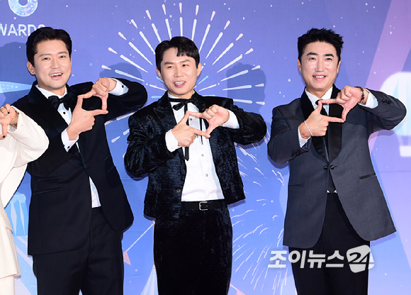 '구해줘 홈즈' 주우재-임우일-김숙-김대호-양세형-장동민이 29일 오후 서울 마포구 MBC 사옥에서 열린 '2025 MBC 방송연예대상' 포토월 행사에 참석하고 있다. [사진=정소희 기자]