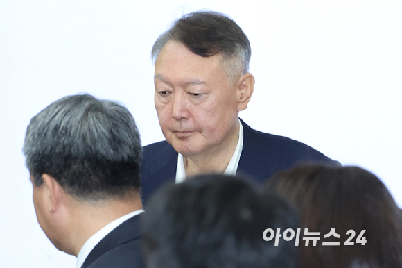 윤석열 전 대통령이 26일 서울 서초구 서울중앙지법에서 열린 특수공무집행방해, 직권남용 권리행사방해 등 혐의 사건 첫 공판에 출석하고 있다. [사진=사진공동취재단]