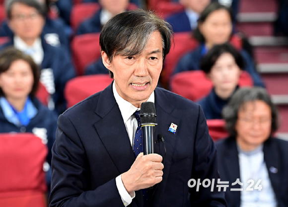 조국 조국혁신당 대표가 10일 오후 서울 여의도 국회 의원회관에 마련된 선거 상황실에서 입장 발표를 하고 있다. [사진=곽영래 기자]