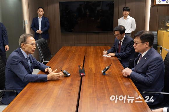 정점식 국민의힘 원내대표가 31일 서울 서초구 이명박 전 대통령 사무실을 예방해 이 전 대통령과 대화를 하고 있다. [사진=국회사진기자단 ]