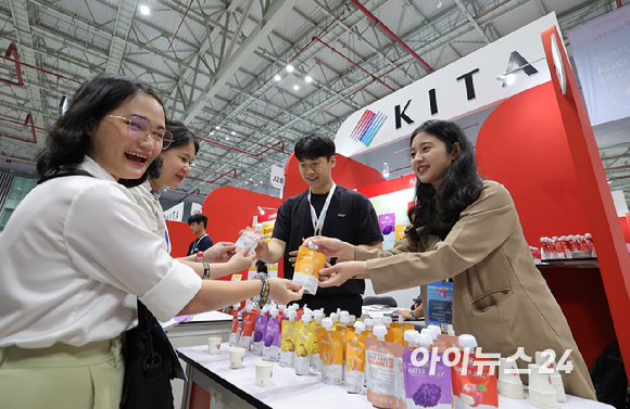 5일 베트남 호치민 SECC전시장에서 한국무역협회 주관 코엑스 주최로 열린 2025 베트남 국제 프리미엄 소비재전(VIPREMIUM)을 찾은 관람객들이 전시상품을 시식 해보고 있다. [사진=사진공동취재단]
