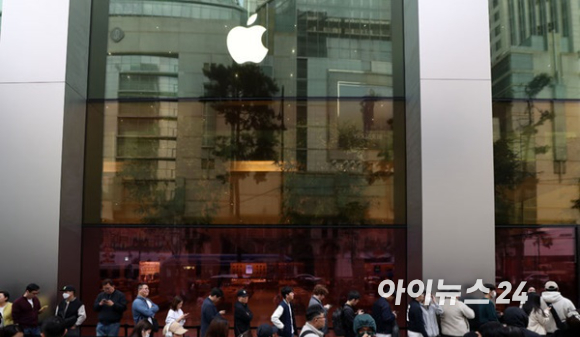 서울 중구 애플스토어 명동점에서 '아이폰 15' 사전예약 구매자들이 입장을 대기하고 있다. [사진=아이뉴스24 DB]