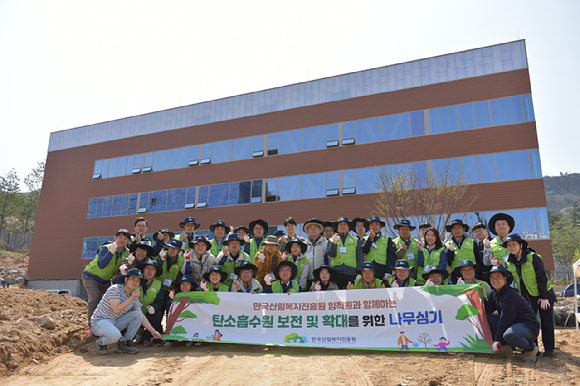 남태헌(가운데) 한국산림복지진흥원장이 9일 산림복지종합교육센터 조성 부지에서 나무 심기 행사를 마치고 임직원과 기념촬영을 하고 있다. [사진=한국산림복지진흥원/산림청]