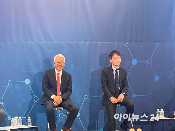 윤태영 오스코텍 대표(우)와 자회사 제노스코 고종성 대표가 7일 여의도에서 열린 '인베스터데이'에 참석해 R&D 전략에 대해 설명하고 있다. [사진=정승필 기자]