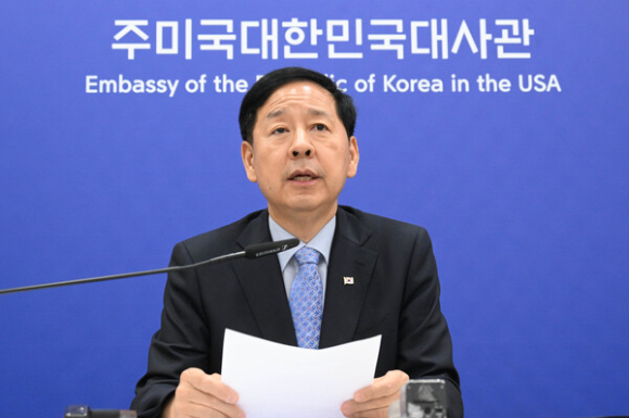 김용범 대통령실 정책실장이 지난달 31일 서울 용산 대통령실 청사에서 한미 관세 협상 타결 관련 브리핑 뒤 취재진의 질문에 답하고 있다. [사진=연합뉴스]