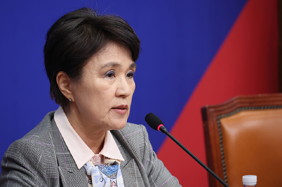 더불어민주당 이재명 대선 후보가 5일 경기도 양평군 양평물맑은시장에서 열린 '골목골목 경청투어'에서 시민들에게 인사하고 있다. 2025.5.5 [사진=연합뉴스]