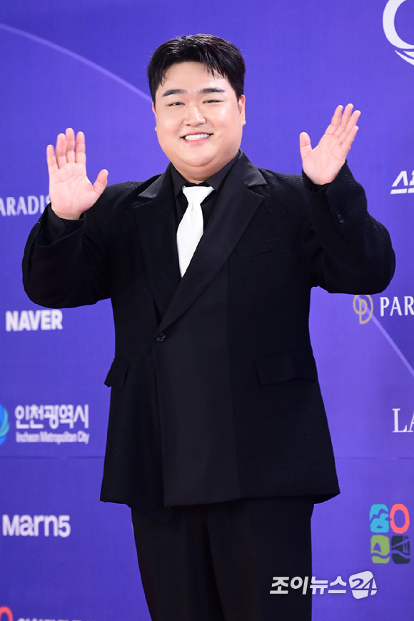 'SNL 코리아 시즌 8' 김규원이&nbsp;31일 오후&nbsp;인천시 영종구 운서동 파라다이스시티에서 열린&nbsp;제5회 청룡시리즈어워즈&nbsp;레드카펫 행사에 참석하고 있다. [사진=정소희 기자]