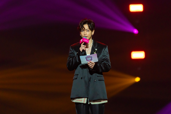 일본 배우 사토 타케루가 지난 11일 일본 지바현 마쿠하리 멧세에서 개최된 '케이콘 재팬 2025(KCON JAPAN 2025)' 엠카운트다운 무대에서 진행을 하고 있다. [사진=CJ ENM]