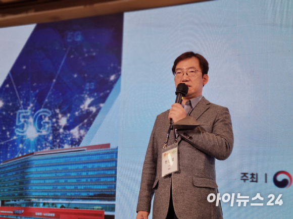이종호 과학기술정보통신부 장관이 20일 서울 강남구 코엑스에서 열린 '5G(5세대 이동통신) 특화망 융합서비스 성과공유회'에 참석해 융합서비스 기술에 대해 소개받고 있는 모습. [사진=안세준 기자]