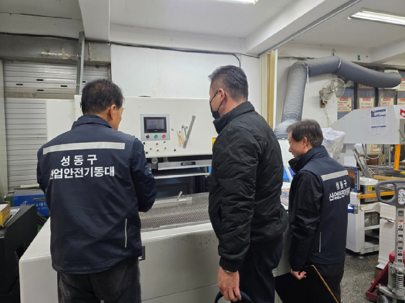 성동구 산업안전기동대가 8일 관내 30인 미만 사업장 중 한 곳을 찾아 현장 점검을 진행 중인 모습. [사진=성동구]