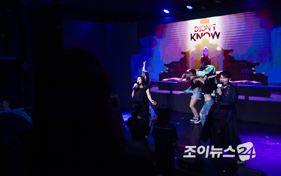 8일 서울 마포구 서교동 온맘씨어터에서 '케이팝 아케이드'(KPOP ARCADE) 그랜드 오픈 행사 '케이팝 데몬 헌터스 싱어롱 페스티벌'(KPOP DEMON HUNTERS SINGALONG FESTIVAL)이 개최됐다. '케데헌' 인기 OST를 릴레이로 따라 부르는 싱어롱 챌린지가 진행되고 있다. [사진=정소희 기자]