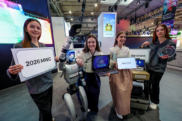 MWC26가 열릴 스페인 바르셀로나 피라 그란비아 전시장에서 KT 모델들이 K-컬처와 대한민국 혁신 기술을 결합한 KT의 전시 공간을 경험하고 있다. [사진=KT ]