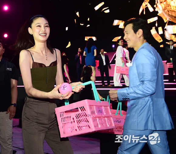 배우 정호연이 28일 오후 서울시청 앞 서울광장에서 열린 넷플릭스·서울특별시 공동주최 2025 K콘텐츠 서울여행주간 '오징어 게임​' 시즌3 피날레 이벤트에 참석해 팬들에게 사인볼을 던지고 있다. [사진=정소희 기자]