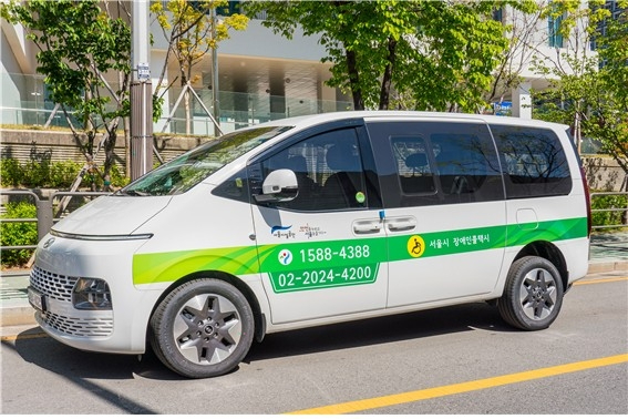서울시설공단이 11월 13일 2026학년도 대학수학능력시험을 치르는 장애인 수험생을 위해 '장애인콜택시 우선 배차 서비스'를 제공한다. 사진은 장애인콜택시의 모습. [사진=서울시설공단]