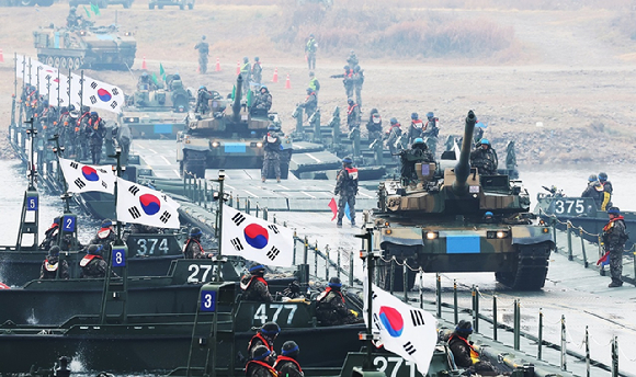 경기도 여주시 연양동 남한강에서 '2025 호국훈련' 일환으로 열린 도하훈련에서 육군 제8기동사단 K2 전차가 육군 제7공병여단이 구축한 부교를 도하하고 있다. 2025.11.25 [사진=연합뉴스]