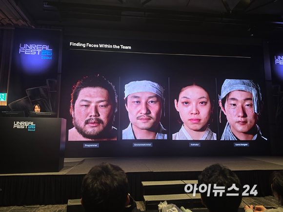 목영미 넥슨게임즈 아트 디렉터가 21일 열린 '리얼 페스트 서울 2026에서 '우치 더 웨이페어러'에 구현한 한복을 소개하고 있다. [사진=곽민구 기자]