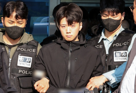 고(故) 이채원양 살해범 장윤기가 지난 5월 14일 오전 광주 서부경찰서에서 검찰로 송치되기 전 포토라인에 서고 있다. [사진=연합뉴스]
