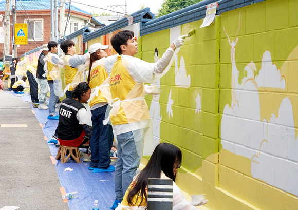 HDC그룹사 임직원들이 벽화 그리기 봉사활동을 진행하고 있다. [사진=HDC현대산업개발]