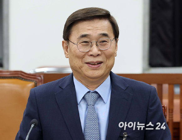 이종석 국정원장이 26일 서울 여의도 국회에서 열린 정보위원회 전체회의에 출석하고 있다. [사진=국회사진기자단]