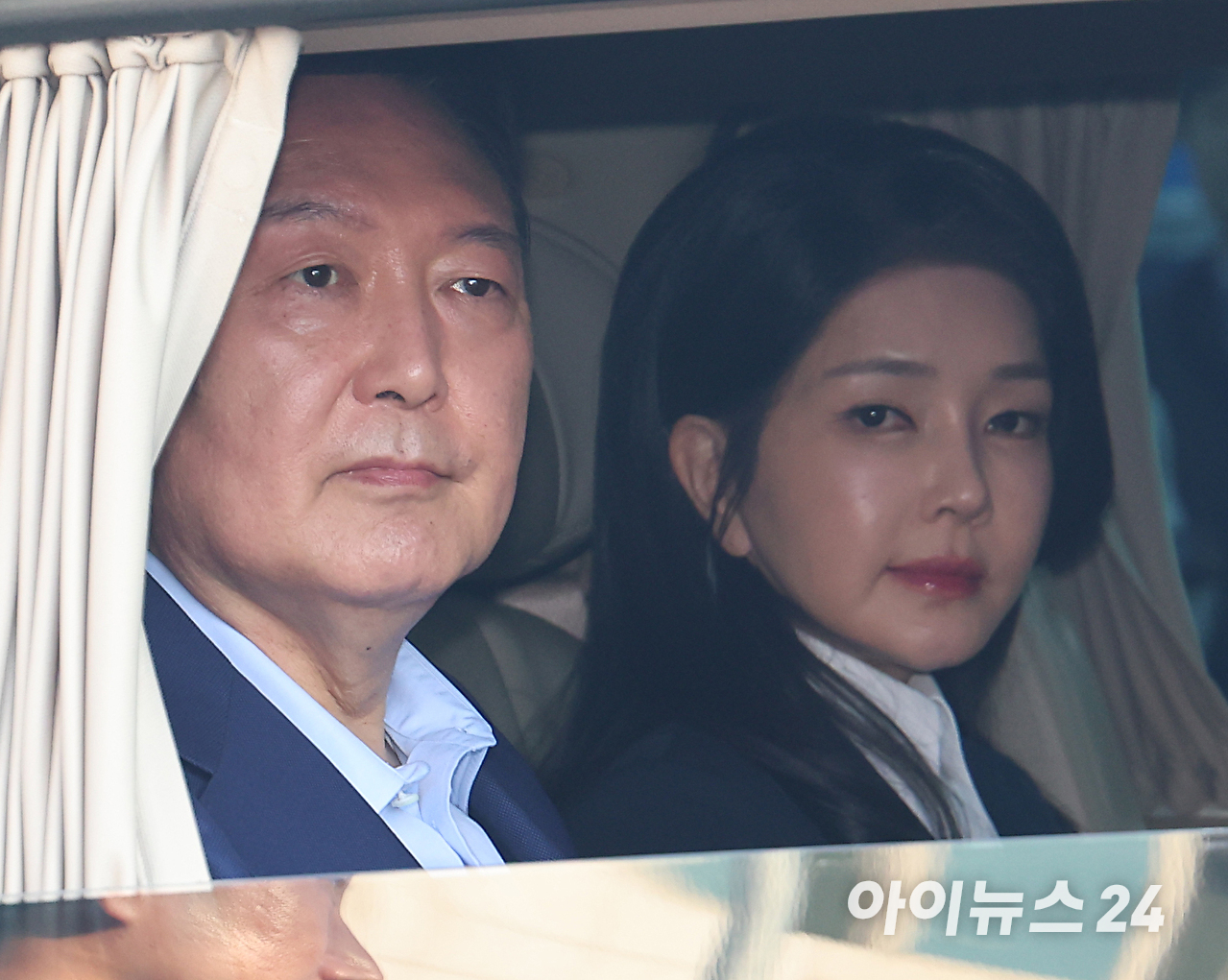 윤석열 전 대통령과 김건희 여사가 탄 차량이 지난 4월 11일 오후 서울 용산구 한남동 대통령 관저를 떠나 서초동 사저로 이동하고 있다. [사진=정소희 기자]