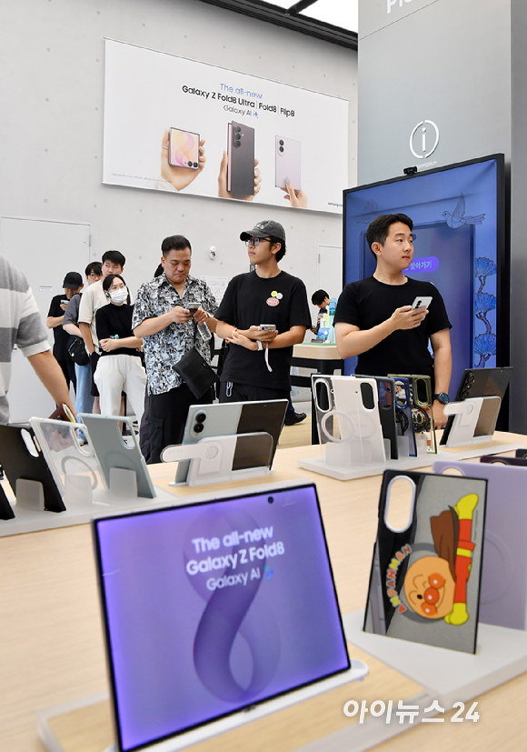 4일 오전 서울 삼성 강남에서 진행한 갤럭시 Z 폴드8, 폴드8 울트라, 플립8 개통행사에서 개통을 기다리는 고객들이 줄을 서 있다. [사진=곽영래 기자]