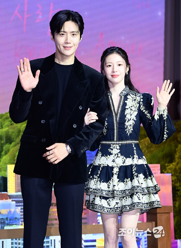 배우 김선호와 고윤정이 13일 오전 서울 강남구 조선팰리스 서울강남에서 열린 넷플릭스 시리즈 '이 사랑 통역 되나요?' 제작발표회에 참석하고 있다. [사진=정소희 기자]