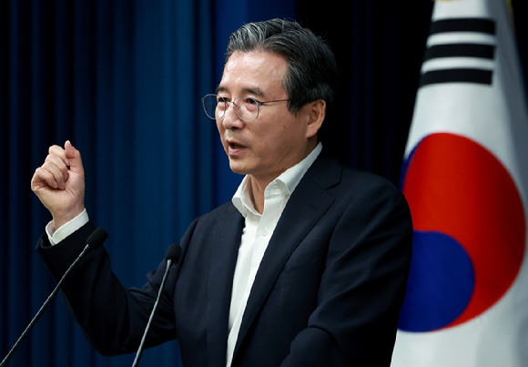김용범 대통령실 정책실장이 31일 서울 용산 대통령실 청사에서 한미 관세 협상 타결 관련 브리핑 뒤 취재진의 질문에 답하고 있다. 2025.7.31 [사진=연합뉴스]