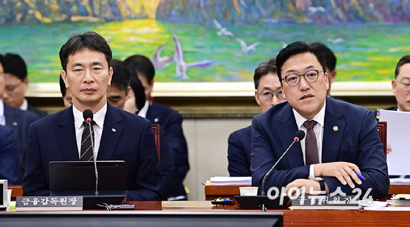 김병환 금융위원장이 24일 오후 서울 여의도 국회 정무위원회 금융위원회·금융감독원 종합 국정감사에서 의원 질의에 답변하고 있다. [사진=곽영래 기자]