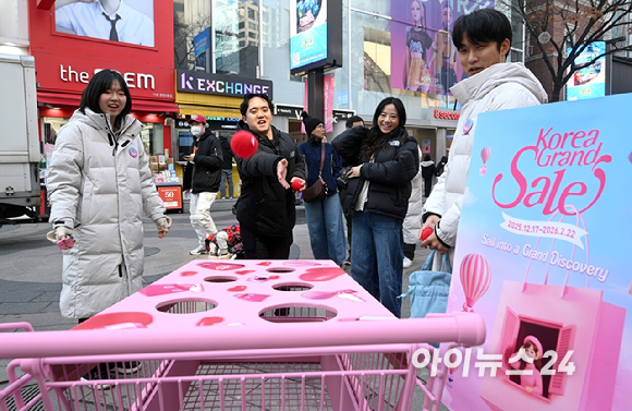 문화체육관광부와 한국방문의해위원회가 외국인의 방한 관광과 소비를 촉진하기 위한 쇼핑관광축제 '2026 코리아그랜드세일'을 내년 2월 22일까지 개최한다. 17일 서울 명동 에잇세컨즈 매장에서 외국인 관광객이 케이팝데몬헌터즈 협업 상품을 살펴보고 있다. [사진=정소희 기자]