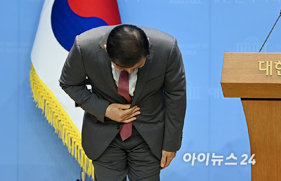 이철규 국민의힘 의원이 22일 오후 국회 소통관에서 특검 관련 입장 발표 기자회견에 앞서 고개 숙여 인사를 하고 있다. [사진=곽영래 기자]