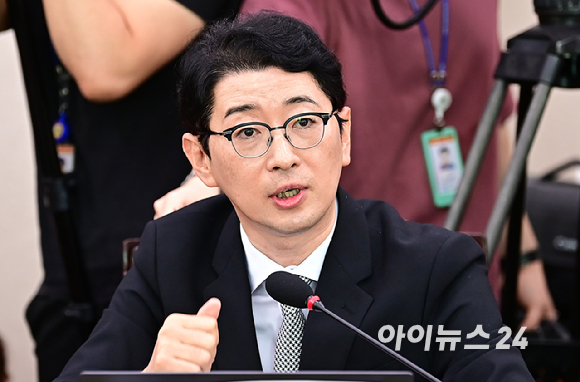 지난 23일 서울 영등포구 KBS본관 스튜디오에서 열린 중앙선거방송토론위원회 주관 제21대 대통령선거 2차 후보자토론회 시작에 앞서 각 정당 대선 후보들이 기념촬영을 하고 있다. (왼쪽부터) 이재명 더불어민주당, 김문수 국민의힘, 이준석 개혁신당, 권영국 민주노동당 대선 후보. [사진=국회사진취재단]