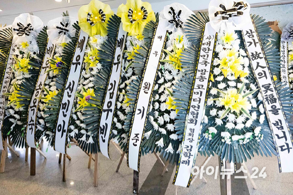 향년 91세를 일기로 별세한 원로 배우 겸 전 국회의원 이순재의 빈소가 25일 서울아산병원 장례식장에 마련됐다. 고인의 영정사진 모습. [사진=사진공동취재단]