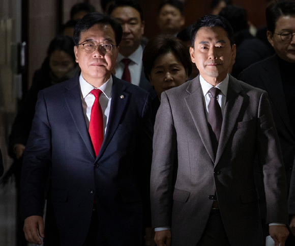 국민의힘 장동혁 대표(오른쪽)와 송언석 원내대표가 29일 국회에서 열린 최고위원회의에 입장하고 있다. [사진=연합뉴스]