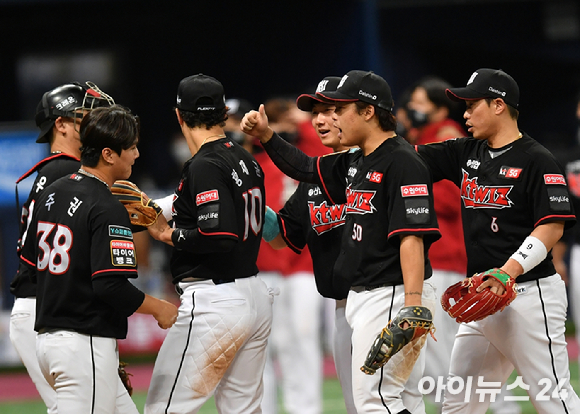 정규리그 1위를 차지해 한국시리즈에 직행한 KT 위즈는 팀 창단 후 첫 통합 우승을 노린다. [사진=아이뉴스24 포토 DB]