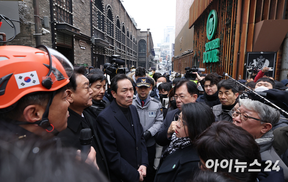 우상호 위원장과 이태원 참사 국정조사 특별위원회 위원들이 21일 오전 서울 용산구 이태원 참사 현장을 찾아 최성범 용산소방서장에게 참사 당시 상황을 설명받고 있다. [사진=김성진 기자]